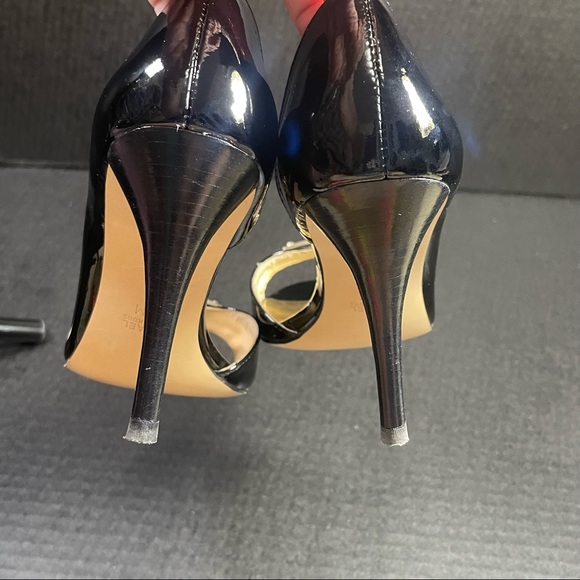 MICHAEL KORS BLACK PATENT LEATHER HEELS SIGNATURE MEDALLION TOE PLATE 5.5M FIRM$ - Picture 9 of 10